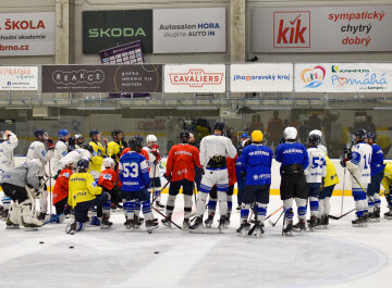 Junioři zpět na ledě!